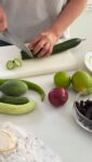 סלט ביכורים
ראשית עונת המלפפונים והשוק מציע לא מעט סוגים: פאקוס, קורנישון, מלפפון רגיל וגם חרוש, שהוא בעצם מלון בוסר, אבל עדין חלק מהמשפחה. תוסיפו להם תותי עץ מכל סוג והרי לכם סלט ירוק, פריך ורענן לשמח בו את שולחן החג.
אם לא מצאתם מגוון סוגי מלפפון אפשר להסתפק במלפפונים רגילים.
את תותי העץ אפשר להחליף בפטל או אפילו בענבים.
לסלט:
1 פאקוס מקולף
1 חרוש קטן, חתוך לאורכו לרבעים
1 מלפפון רגיל, צעיר ומוצק
1 קורנישון
חופן תותי עץ
1/2 בצל סגול קטן, פרוס דק לאורכו
1/2 פלפל ירוק חריף פרוס דק (או יותר או פחות לפי מידת החריפות הרצויה)
חופן עלי נענע מופרדים מגבעוליהם
פרחי זעתר, אם יש
גבינת עיזים או כבשים צעירה, חצי רכה, מפוררת (אני השתמשתי ב״פיראי״ כבשים של פלורה) אפשר להחליף בפטה כבשים או לוותר על הגבינה.
לרוטב:
קליפה מגוררת מ 1/2 לימון או ליים
2-3 תותי עץ
מיץ סחוט טרי מלימון או ליים
מלח ים
שמן זית
מכינים רוטב:
בעלי ומכתש שמים תותים, קליפת לימון או ליים מגוררת ומלח. כותשים לקבלת משחה גסה. מוסיפים מיץ ליים או לימון ושמן זית ומערבבים.
מכינים סלט:
חותכים את המלפפונים והחרוש לנתחים דמויי משולשים, דומים לזה לזה בגודלם.
בקערה מערבבים מלפפונים וחרוש, בצל, פלפל חריף ותותי עץ. מוספים רוטב ומערבבים לכיסוי אחיד. עורמים את הסלט בצלחת הגשה, מפזרים עלי נענע ופרחי זעתר, מפוררים גבינת צאן ואוכלים מיד.
צילם וערך: @itaibenasulin